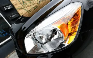 لماذا أصبحت إضاءة المصابيح الأمامية للسيارات الحديثة بيضاء؟