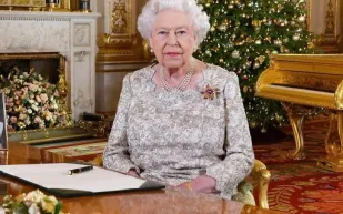 ماذا كشفت صورة ملكة بريطانيا لعيد الميلاد من أسرار وخبايا؟