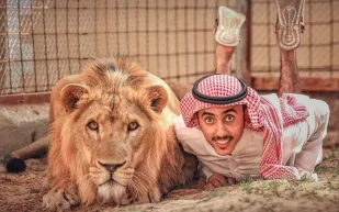 فيديو: اسامة الدغيري.. قصة شاب سعودي حول النمور والأسود من مفترسات لأصدقاء مقربين