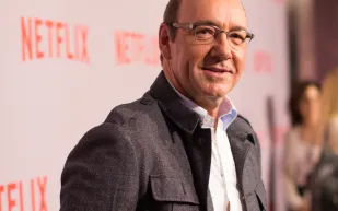 «كيفين سبيسي» يفاجئ مصور يرصده بهذا التصرف الغريب (صور)