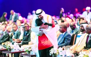 أداء النشيد الوطني بلغة الإشارة في "أسبوع أبو ظبي للاستدامة".. وتأثر شديد من الحضور