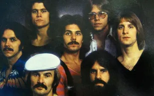 زيارة نادرة لفرقة غنائية أمريكية للمملكة قبل 40 عاما (صور)