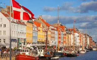 أثار جدلا واسعاً.. لماذا أصدرت الدنمارك قانونا يلزم المواطن بالمصافحة لمنح الجنسية؟