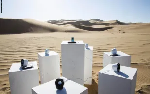  فنان يُخلد أغنيته المفضلة بتشغيلها في الصحراء إلى الأبد! (فيديو)