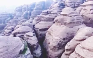 جمال الطبيعة.. جبال "القهر" ترسم لوحة ربانية جميلة في السعودية (فيديو)