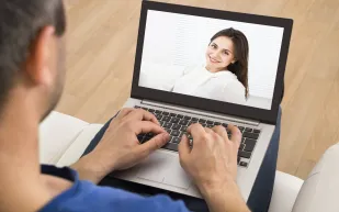 كيف يؤثر الزواج عبر الإنترنت على استمرارية العلاقة بين الطرفين؟