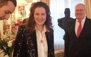 آخر ملوك مصر يحتفل بعقد قران ابنته بمنزله في سويسرا (صور وفيديو)