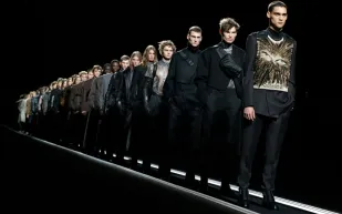 هذه إبداعاته.. كيم جونز يحلق بـ«ديور» في سماء أسبوع الموضة في باريس