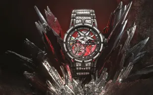 تشبه الكوكب الساطع.. ساعة «روجيه دوبوي» الماسية الفاخرة (فيديو)