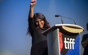 مخرجة سعودية تحصل على جائزة كريستال في دافوس عام 2019 (فيديو)