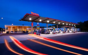 قريبًا.. توتال الفرنسية تنشئ محطات بنزين في السعودية 