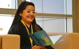 شاهد: تعليق أصغر المكرمات في حفل جائزة مجلة سيدتي للتميز والإبداع للعام 2018