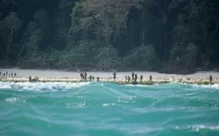 Sentinelese أكثر القبائل عزلة بالعالم.. يرفضون الحياة الحديثة ويعيشون على جزيرة بحجم مانهاتن