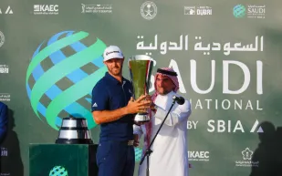 الأميركي داستن جونسون يتوج بلقب البطولة السعودية الدولية لمحترفي الغولف