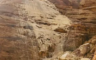 صاعقة رعدية تتسبب في انهيار كتلة صخرية بالعلا ( صورة)