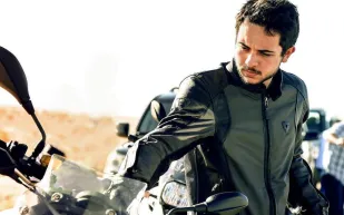 ولي العهد الأردني يصل "تبوك" مستقلا دراجته النارية رافضا موكبه المهيب (فيديو)