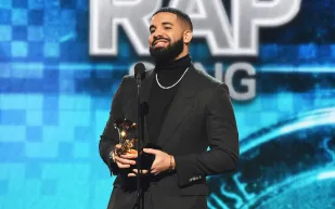 بعد فوزه بالجرامي..«دريك» يوجه رسالة صادمة (فيديو)