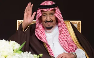 شاهد| الملك سلمان یشارك في أداء العرضة السعودیة بعد تدشین مشروعات منطقة الریاض (فیدیو)