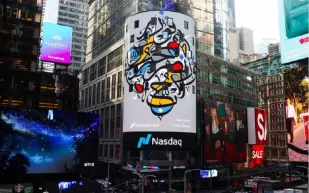 أعماله زينت ميدان " تايمز سكوير".. خطاط سعودي يصل للعالمية بلوحاته الإبداعية