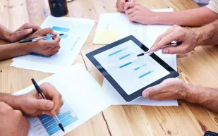 كم تقريراً مباشراً على كل مدير أن ينجزها من أجل إنتاجية أفضل؟ 