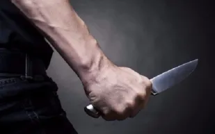 أطباء يحاولون منع مصاب بسكين في ظهره من الخروج لتدخين السجائر (فيديو)