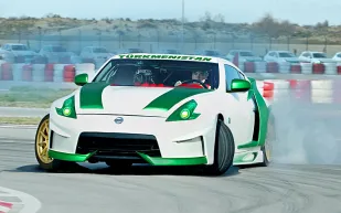 رئيس دولة يُظهر مهارة عالية في قيادة سيارات السباق السريعة (فيديو)