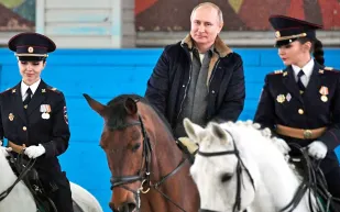 على ظهر جواد وسط الشرطة النسائية.. هكذا احتفل بوتين بيوم المرأة (فيديو)