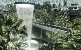 غابة ضخمة وشلال داخلي.. أغرب مطار بالعالم في سنغافورة (صور)