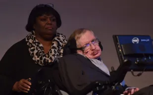 ممرضة ستيفن هوكينغ متهمة بسوء المعاملة بعد رعاية 15 سنة