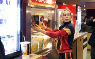 بري لارسون تروج لفيلمها  Captain Marvel بالفشار والمشروبات الغازية (صور)