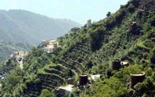 لقطات مثيرة لأخطر الطرق الجبلية بالجزيرة العربية في جازان (فيديو)