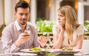 سؤال حير كل الرجال.. لماذا تنجذب المرأة الجميلة إلى الرجل القبيح؟