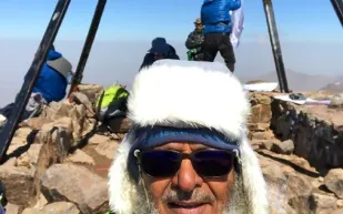 "العمر ليس عقبة".. مسن سعودي يصعد لأعلى قمة جبلية في شمال أفريقيا