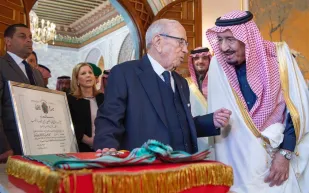 الملك «سلمان» يتسلم من الرئيس« السبسي» أعلى وسام تونسي (فيديو) 