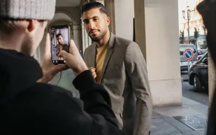 مجموعة إمري تشان للبدل الكلاسيكية والقطع الأساسية المريحة من H&M.. الزي الأمثل للشباب العاشق للموضة