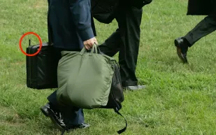 ما سر الحقيبة السوداء الغامضة التي تصاحب الرئيس الأمريكي أينما ذهب؟