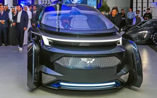 تتحول لقاعة اجتماعات متنقلة.. أول سيارة إماراتية كهربائية ذاتية القيادة