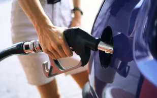 احذر من انخفاض مؤشر البنزين أقل من الربع  أثناء القيادة