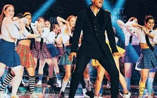 ويل سميث يرقص هندي في استعراض بوليوودي بفيلمه الجديد (فيديو)