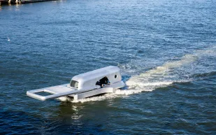 إبداع في عالم البحار.. قارب ياباني غير مسبوق على شكل "سحّاب" (صور)