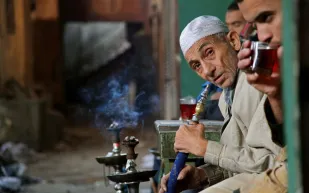 الفرق بين الشيشة التقليدية والإلكترونية.. وهذه أضرار التدخين على الرجال والنساء