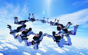 تعشق رياضة القفز بالمظلات.. 9 مناطق بالعالم تمكنك من ذلك بأسعار مفاجئة