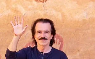 "ياني" يستعيد ذكريات زيارته للسعودية بـ"بصمة يده" على صخور العلا (صور)