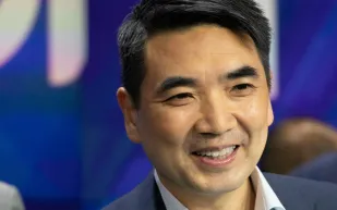 إيريك يوان.. رفضه وادي السيليكون 8 مرات ثم دخله من باب المليارديرات