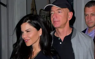 شاهد| أول ظهور علني لجيف بيزوس وعشيقته بعد طلاقه من زوجته