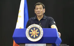 صرصور «ليبرالي» يتسلق ملابس رئيس الفلبين.. كيف عالج الموقف؟ (فيديو)