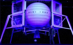 جولة مع جيف بيزوس داخل مركبته الفضائية «بلو مون».. هيا إلى القمر