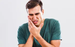 تعرف على أسباب قرحة الفم وأعراضها وطرق علاجها