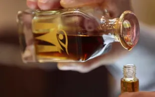 كل ما تريد معرفته عن فوائد واستخدامات دهن العود الملكي