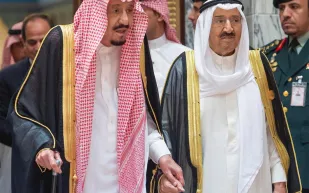 فيديو| شاهد خادم الحرمين الشريفين يستقبل رؤساء وقادة الدول المشاركين في القمة الإسلامية